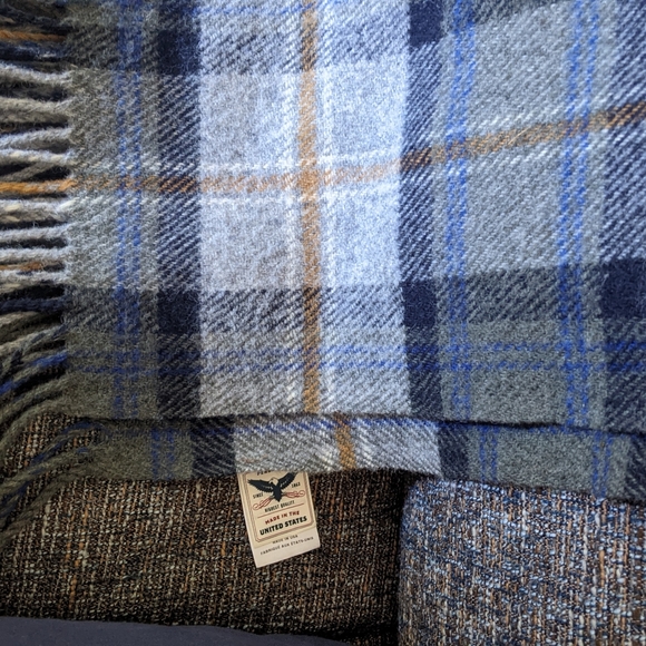 Pendleton Throw and Carrier - Picture 5 of 5